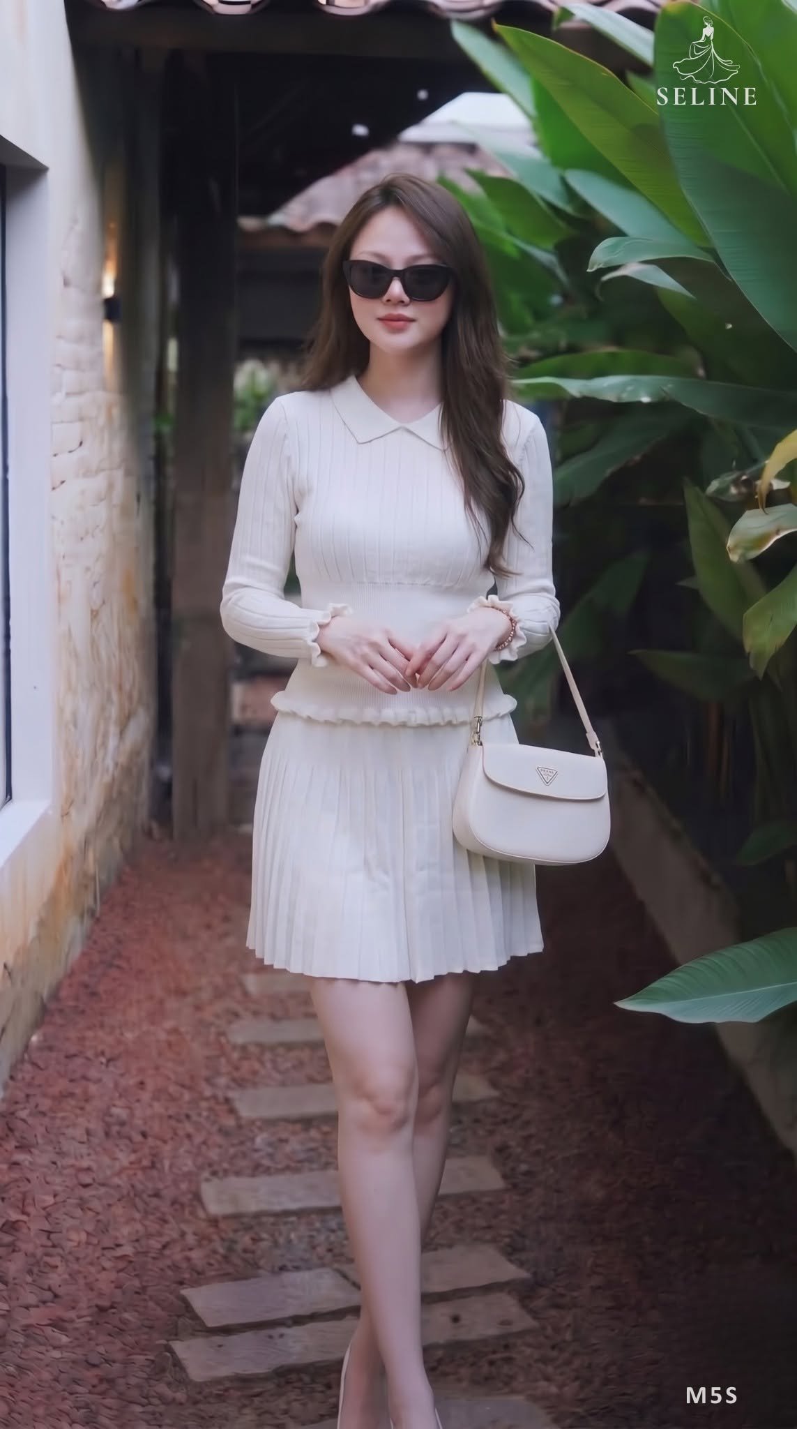 795345134_122131160181340147_6209961889470024149_n ÁO CỔ BẺ BÈO VIỀN & CHÂN VÁY XÈO XẾP PLI